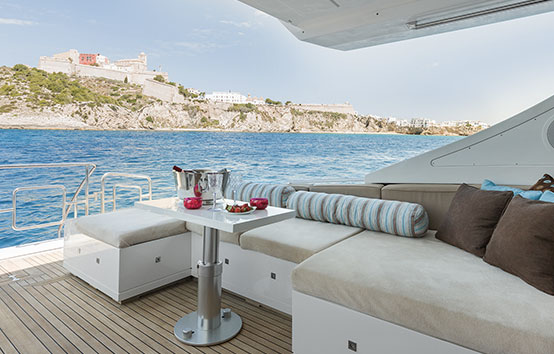 Alquiler yate en Ibiza Mangusta 80
