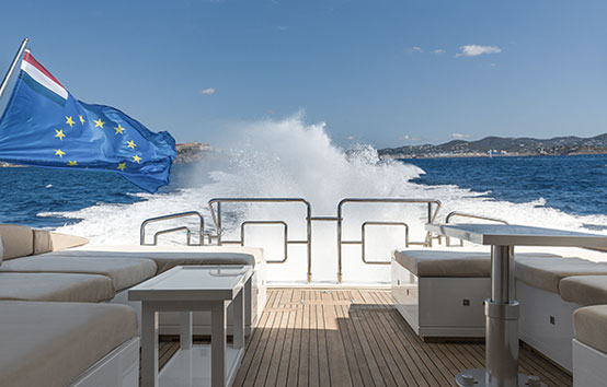 Alquiler yate en Ibiza Mangusta 80 exterior