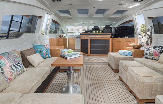 Alquiler yate en Ibiza Mangusta 80 interior