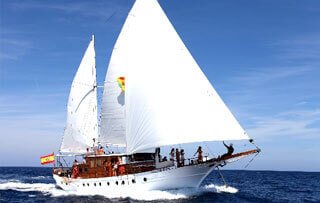 Alquiler de barcos para eventos con capacidad para 47 personas en Ibiza