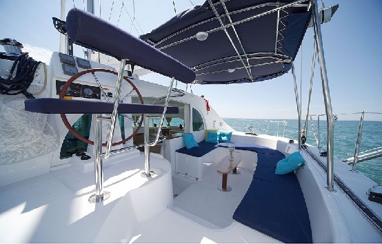 Caramarans charter Ibiza Lagoon 380 S2