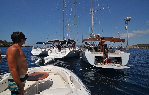 Motorboat charter on Ibiza Monterey 268 SS