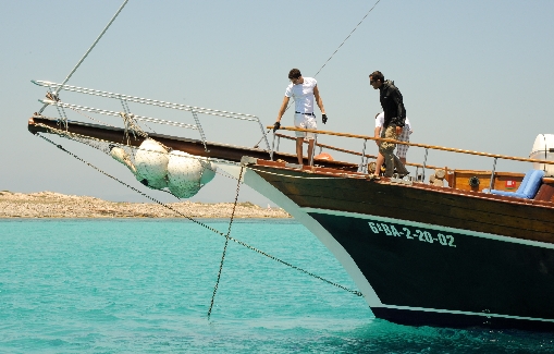 Alquiler de barcos para eventos con capacidad para 30 personas en Ibiza