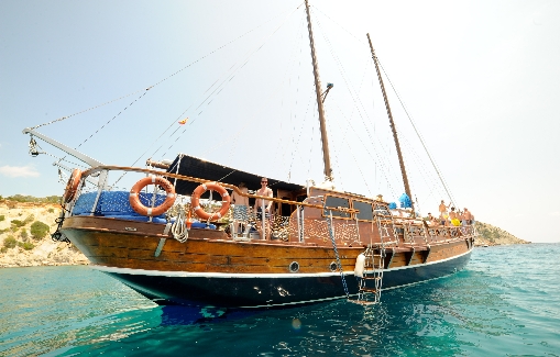 Alquiler de barcos para eventos con capacidad para 30 personas en Ibiza