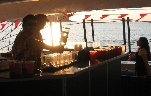 Alquiler de barcos para eventos con capacidad para 150 personas en Ibiza