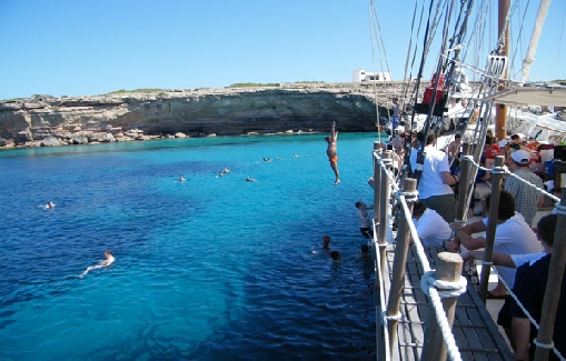Alquiler de barcos para eventos con capacidad para 150 personas en Ibiza