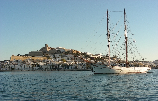 Alquiler de barcos para eventos con capacidad para 150 personas en Ibiza