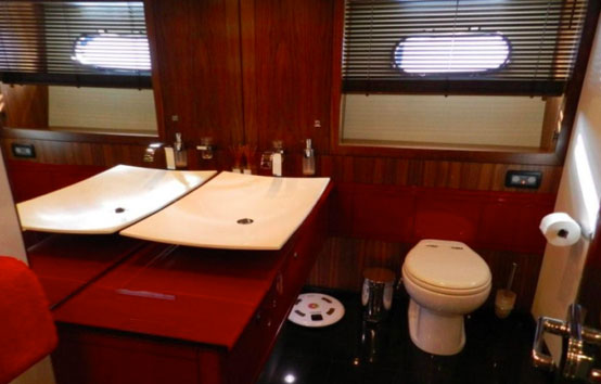 Sunseeker Predator 92 bathroom